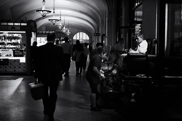 Friso Kooijman - Shoe polisher at Grand Central Station