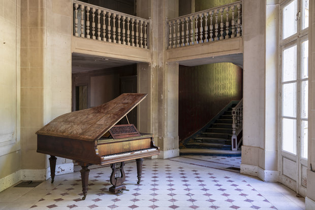 Roman Robroek - Piano Amongst Concrete